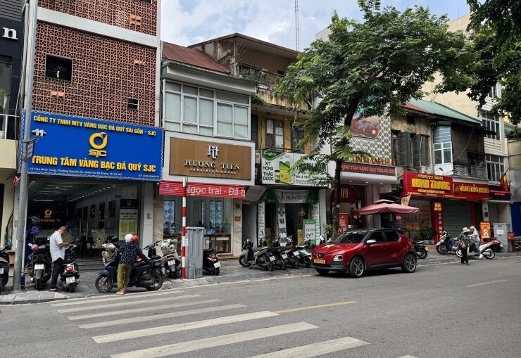 Cảnh tượng phố vàng Hà Nội khi giá vàng lao dốc, tìm đâu người bắt đáy?