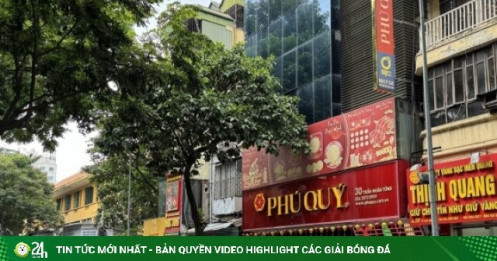 Cảnh tượng phố vàng Hà Nội khi giá vàng lao dốc, tìm đâu người bắt đáy?