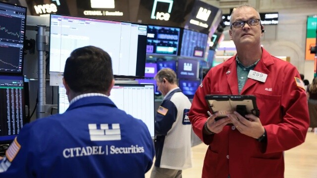 Dow Jones tăng hơn 260 điểm, cổ phiếu chip đi ngược chiều