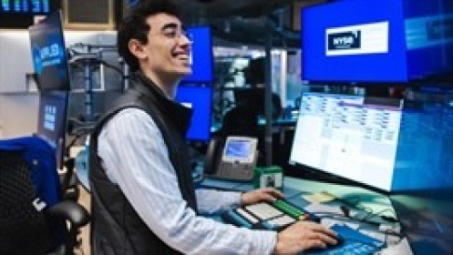 Dow Jones tăng hơn 500 điểm, dòng tiền vẫn rời nhóm cổ phiếu chip