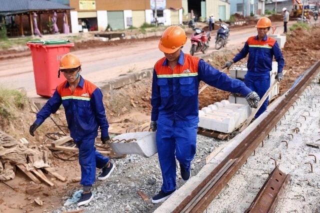 Tuyến tàu điện nhẹ đầu tiên tại Việt Nam triển khai lắp ray hiệu chuẩn tuyến