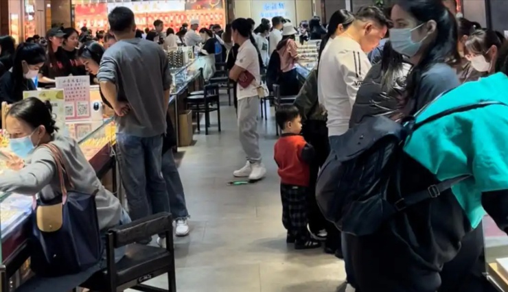 Đường dây rửa tiền mới bị vạch trần: ‘Mua 2 tấn vàng làm quà tặng Tết’