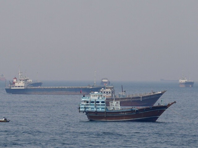 Lưu lượng tàu qua eo biển Hormuz xuống gần đáy ba tháng
