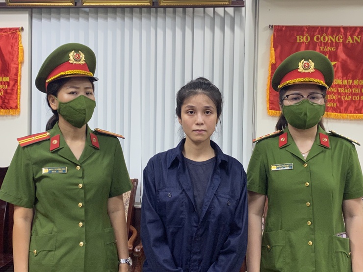 Ca sĩ Chi Dân, người mẫu An Tây và cô tiên ‘từ thiện’ hầu tòa