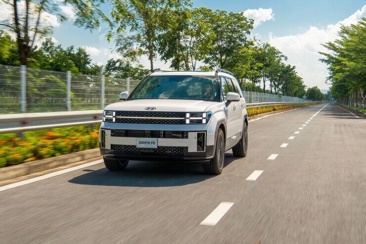Thị trường ô tô Việt Nam tăng 14% sau 7 tháng, xe nhập khẩu và điện hóa bứt tốc