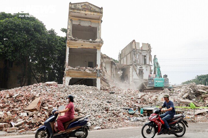 Loạt nhà siêu mỏng mọc lên trên tuyến đường vừa giải phóng mặt bằng ở Hà Nội