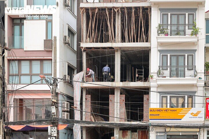 Loạt nhà siêu mỏng mọc lên trên tuyến đường vừa giải phóng mặt bằng ở Hà Nội