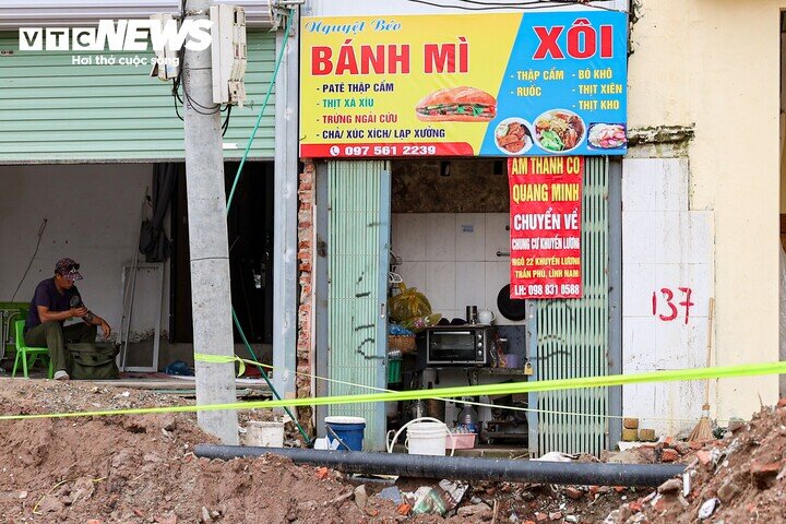 Loạt nhà siêu mỏng mọc lên trên tuyến đường vừa giải phóng mặt bằng ở Hà Nội
