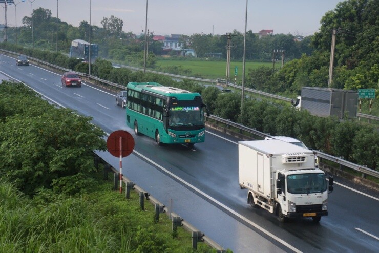 Lỗi không giữ khoảng cách an toàn trên cao tốc: Khi nào tài xế có căn cứ khiếu nại quyết định xử phạt?