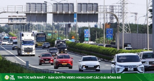 Xe dồn về Hà Nội, CSGT cho ô tô đi vào làn ngược chiều trên cao tốc