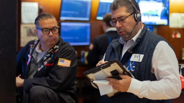Dow Jones quay đầu tăng gần 300 điểm