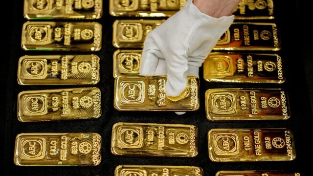 Vàng thế giới tăng hơn 1% khi đồng USD và lợi suất trái phiếu hạ nhiệt