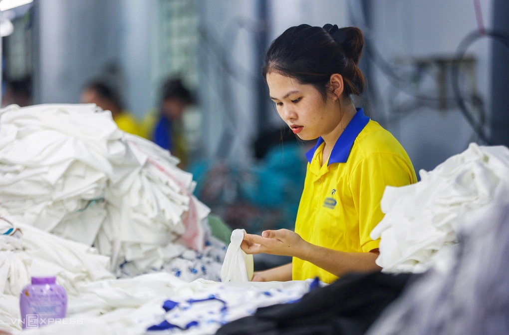 Hiệp hội Dệt may đề nghị lùi thời điểm tăng lương tối thiểu vùng