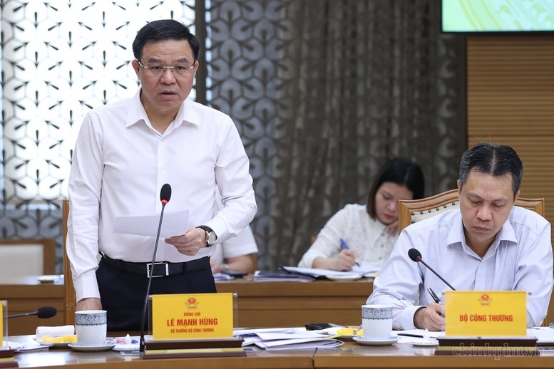 Thủ tướng: Cắt giảm tối đa các khâu trung gian, giảm chi phí, bảo đảm đủ xăng dầu trong mọi tình huống