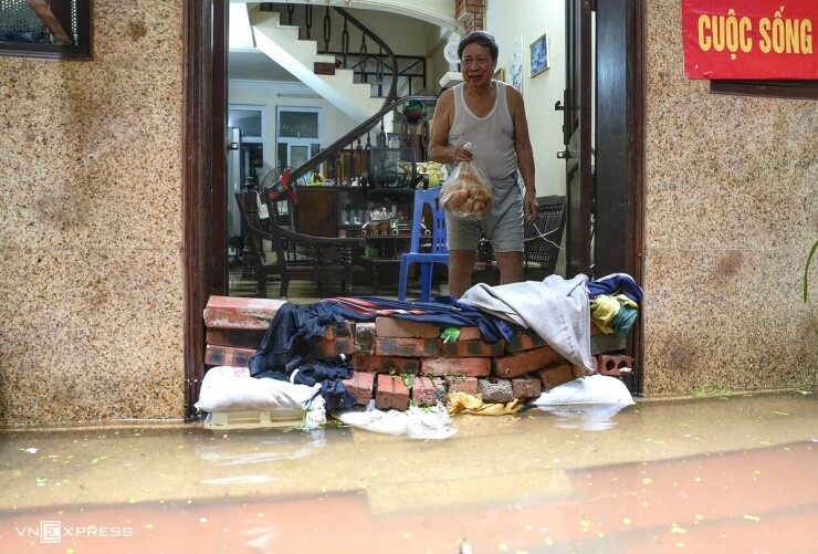 Người Hà Nội tát nước, bơi xuồng ngày mưa ngập