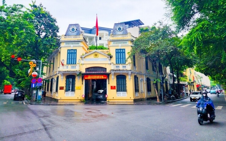Có nhất thiết phải xây khách sạn cao cấp cạnh Hồ Gươm?