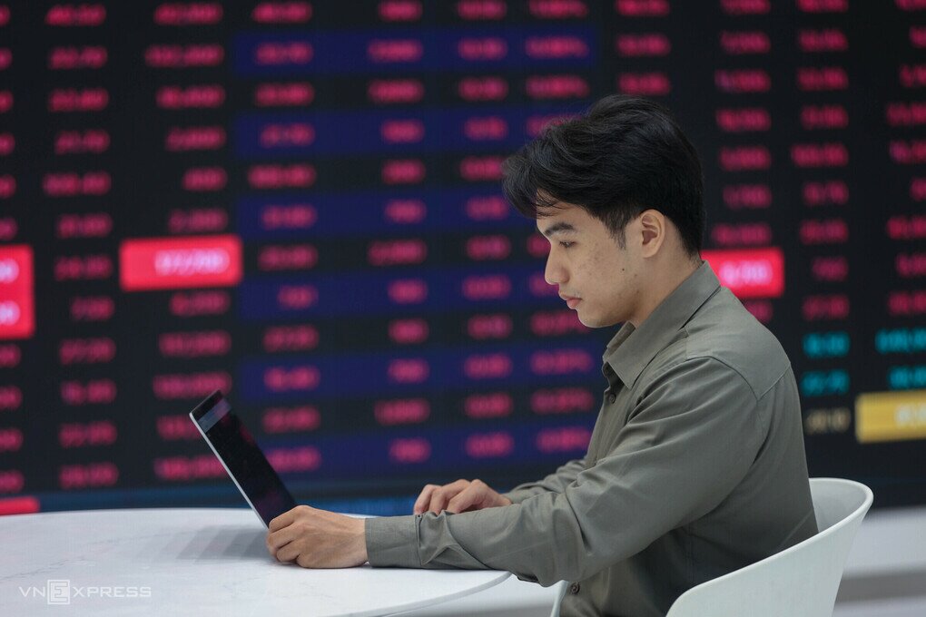 Lãi suất cao khiến dòng tiền chứng khoán suy yếu