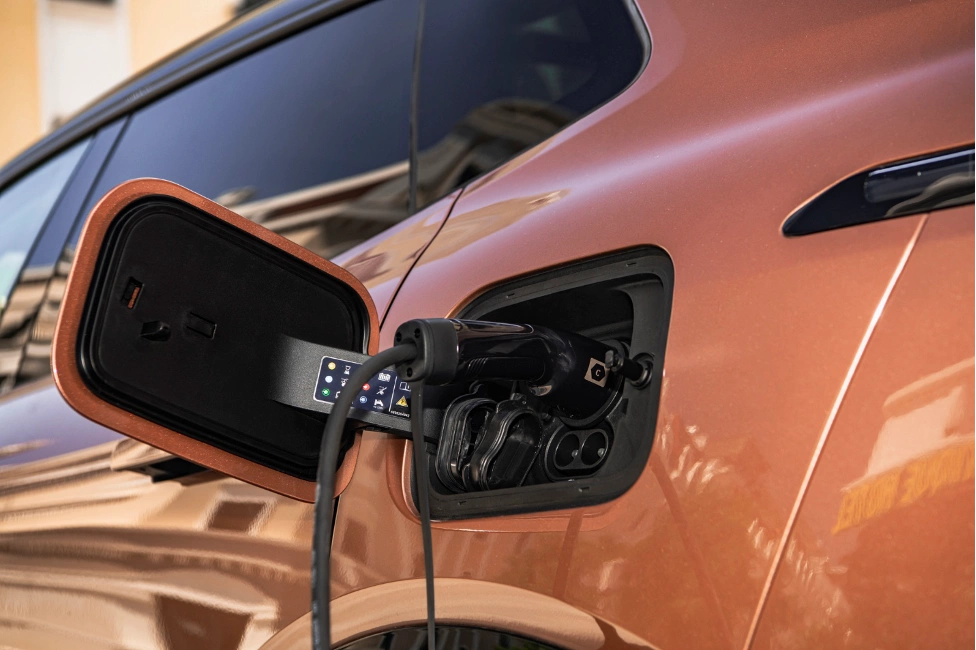 Hybrid cắm sạc ngoài - công nghệ điện hóa thu hút khách Việt