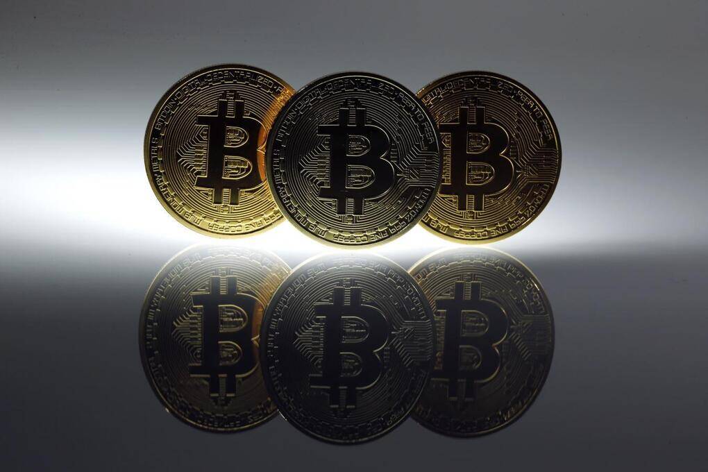Bitcoin tăng hơn 40%, vượt xa vàng và chứng khoán