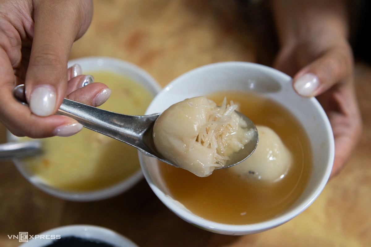 Bánh trôi Phạm Bằng kín khách ngày mở lại