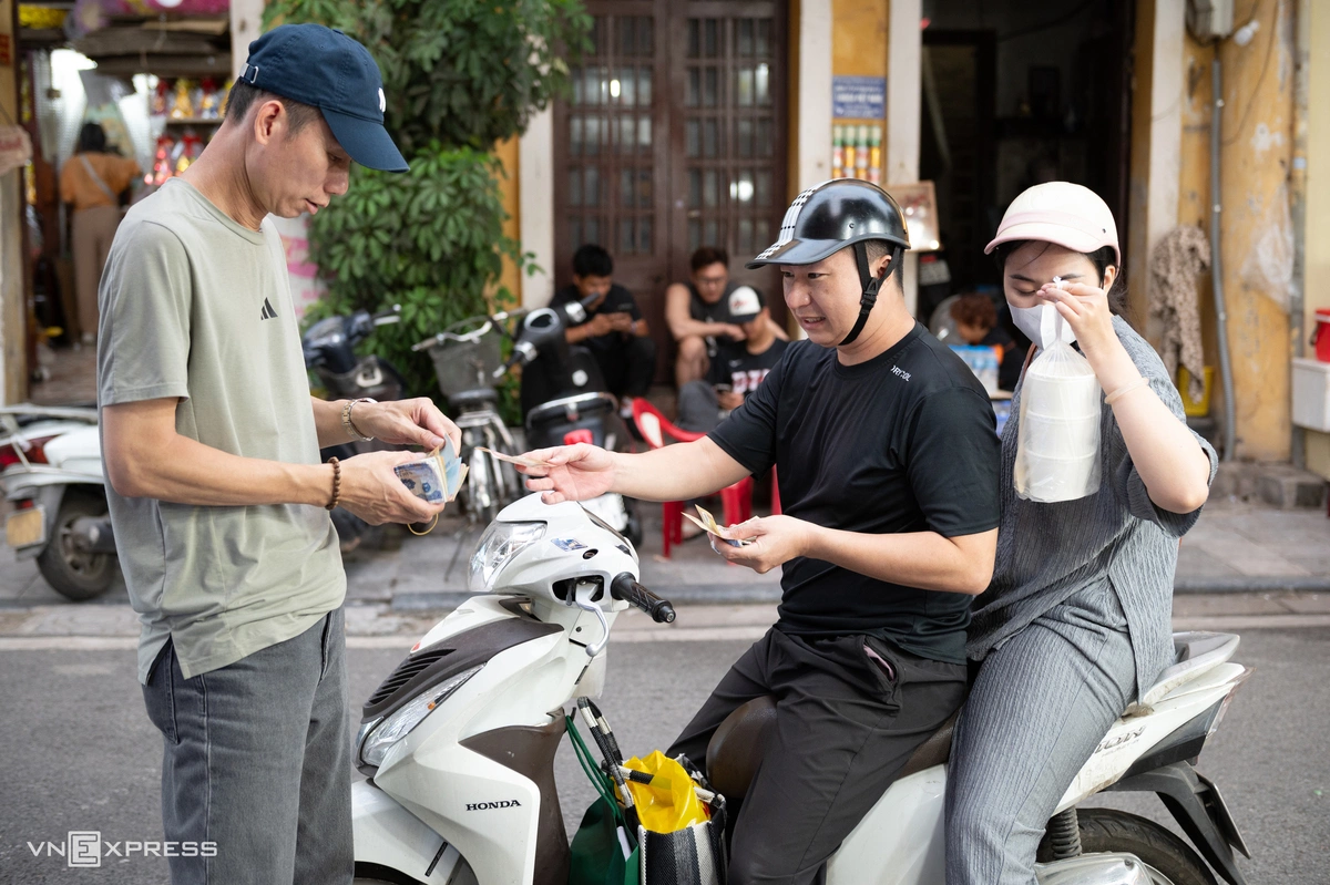 Bánh trôi Phạm Bằng kín khách ngày mở lại
