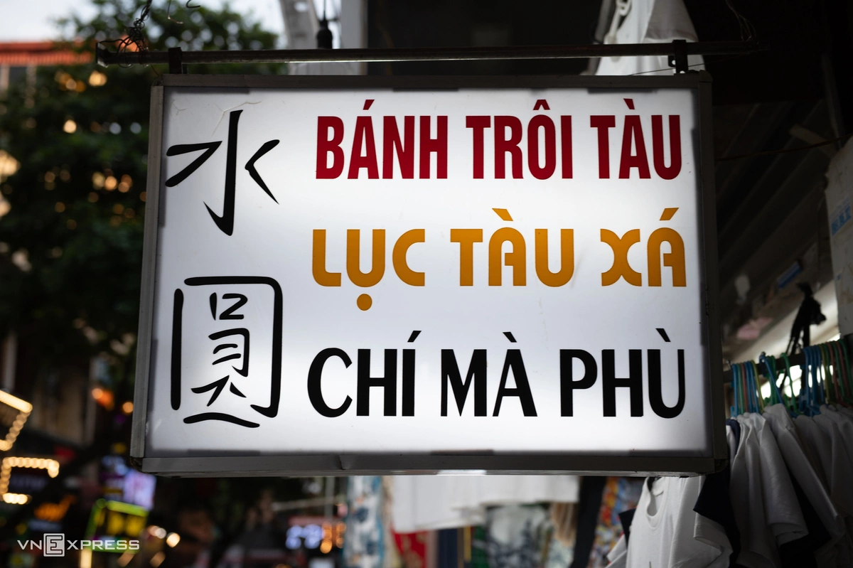 Bánh trôi Phạm Bằng kín khách ngày mở lại