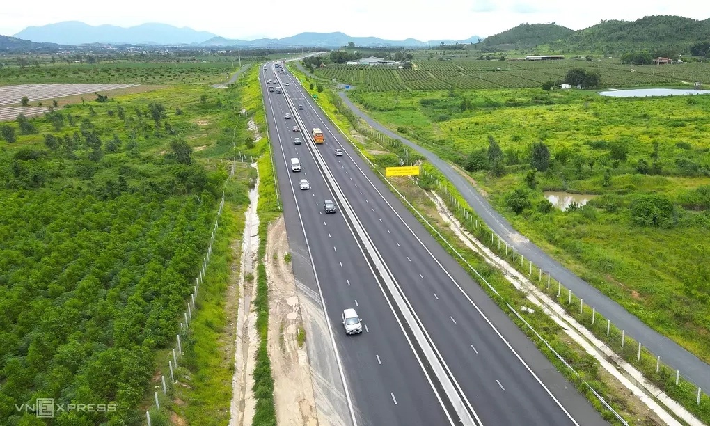 Dừng xử phạt xe chạy chậm trên các đoạn cao tốc đường dốc