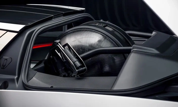 Tesla hé lộ quá trình phát triển siêu xe biết bay