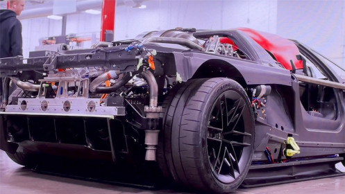 Tesla hé lộ quá trình phát triển siêu xe biết bay