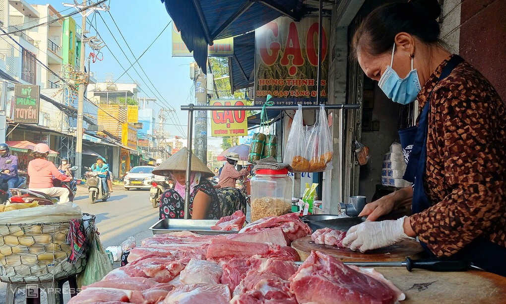 Heo hơi rớt giá sâu, thịt ngoài chợ vẫn đắt