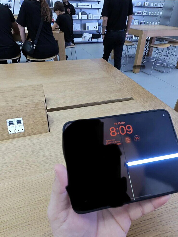 iPhone Duo bị nứt màn hình sau chưa đầy 20 lần gập, Apple phải đổi mới