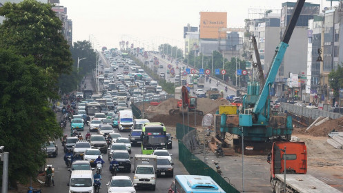 Nút giao Cổ Linh ở Hà Nội ùn tắc triền miên