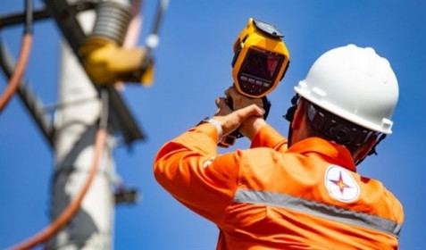Phó Thủ tướng yêu cầu khẩn trương xem xét phương án giảm giá điện và thuế tiêu thụ đặc biệt với xăng về 0%