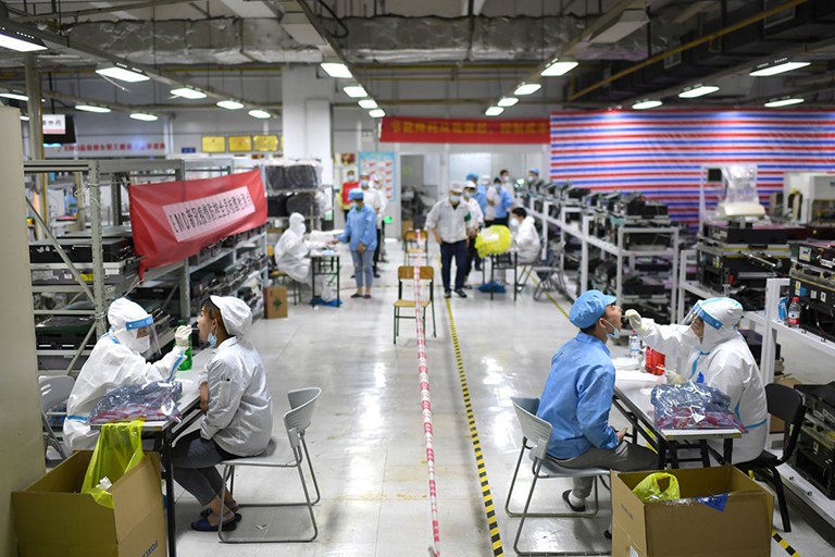 Chuỗi cung ứng hàng hóa gián đoạn vì công nhân nhiễm Covid-19 hàng loạt ở Trung Quốc