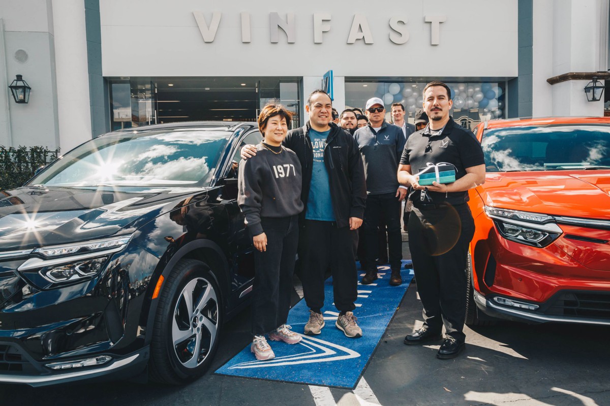 Vinfast chính thức bàn giao xe cho những khách hàng đầu tiên tại Mỹ.