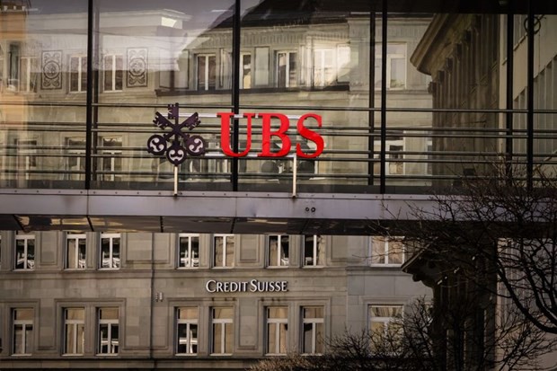 UBS đề nghị mua Credit Suisse với giá 1 tỷ USD, chốt với giá 3,2 tỷ USD. Chuỗi bất ổn của các gã khổng lồ ngân hàng bao giờ kết thúc?