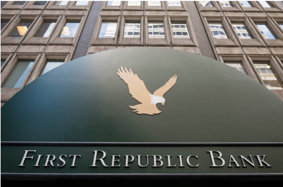 Nỗi lo về rủi ro hệ thống ngành ngân hàng quay trở lại. Giá cổ phiếu của ngân hàng First Republic Bank  ...