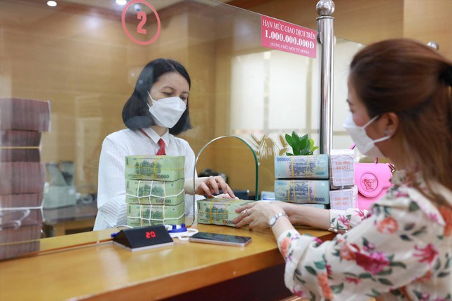 Ngân hàng giảm đồng loạt lãi suất tiết kiệm, dòng tiền sẽ chảy về đâu?. Sáng ngày 23/8, ngân hàng tiếp  ...