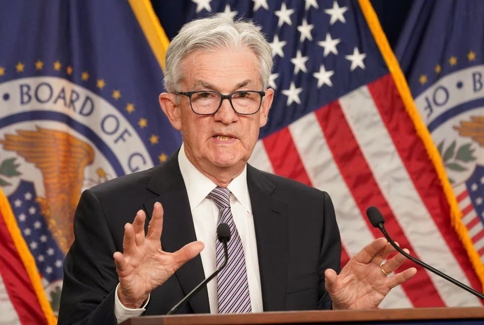 Fed tăng lãi suất cao hơn trong thời gian dài sẽ gây áp lực lên chính phủ như thế nào?