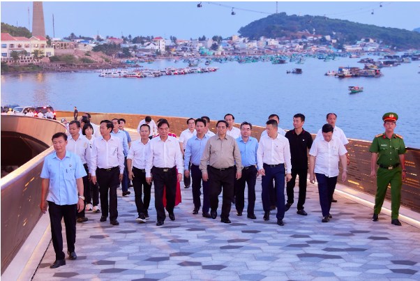 Thủ tướng thăm chợ đêm Vui Phết - Phú Quốc và giao lưu với bà con, du khách