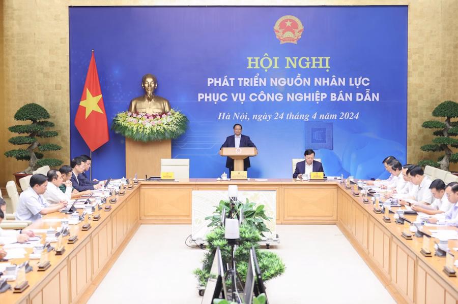 Cuộc đua chip toàn cầu nóng lên và Việt Nam có cơ hội “nghìn năm có một”. Chia sẻ tại Hội nghị “Phát  ...