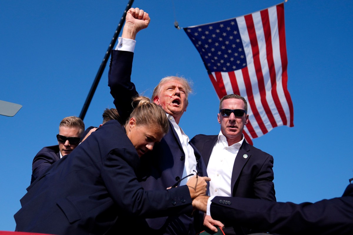 Ý nghĩa đằng sau khoảnh khắc Donald Trump giơ cao tay sau khi trúng đạn?
