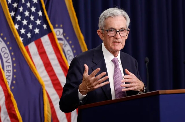 Tranh cãi giữa Trump và Powell về quyết định của Fed