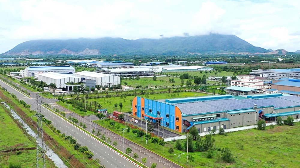 Tiềm Năng Tăng Trưởng Mạnh Mẽ Từ Quỹ Đất Lớn và Vị Trí Chiến Lược. 1. Quỹ đất lớn và giá thuê cạnh tranh:  ...