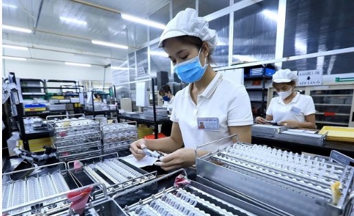 VN-Index giằng co, áp lực bán tăng, dòng tiền chảy mạnh vào ngành ngân hàng và CNTT