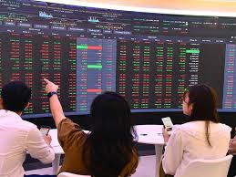 Bank vào sóng, VNI có vượt 1300 không?