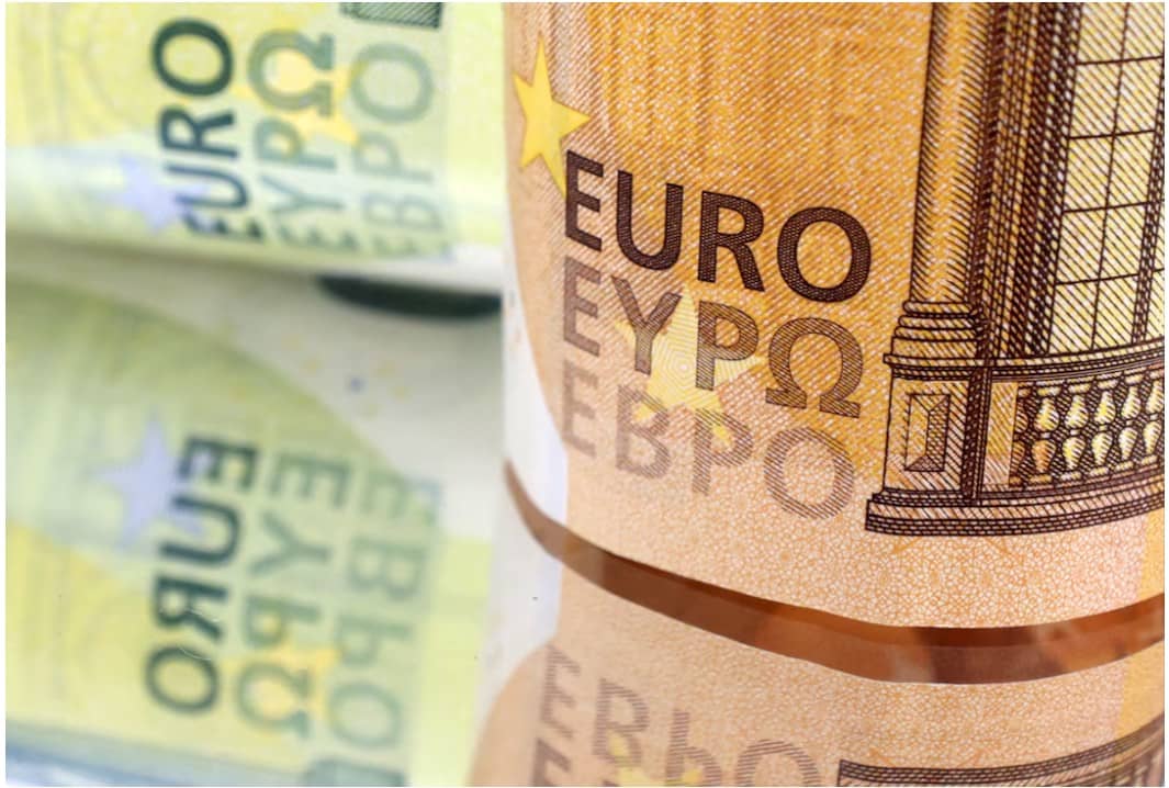 Đồng Euro tăng vọt sau đề xuất ngừng bắn ở Ukraine, thuế quan làm giảm giá cổ phiếu
