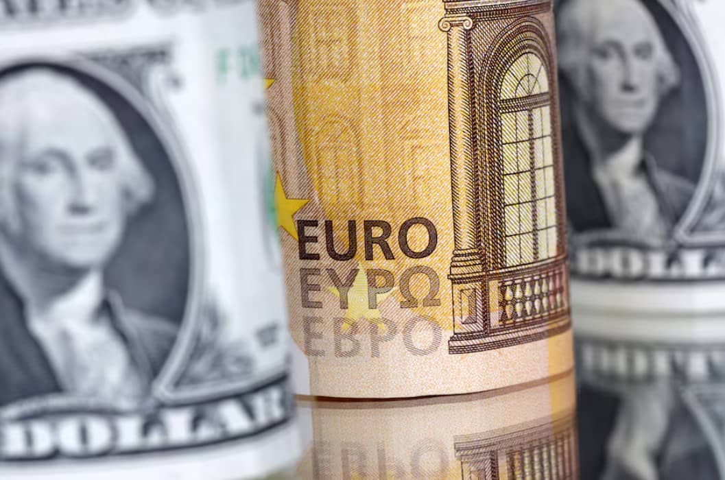 Đồng đô la vững chắc, đồng euro trôi dạt khi căng thẳng thương mại toàn cầu leo ​​thang