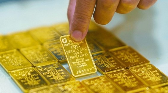 Vàng và bạc: chờ đợi tác động thuế quan Trump – Fed cắt giảm lãi suất hỗ trợ giá?
