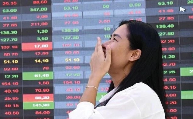VN-Index vượt mốc 1.200 điểm, thị trường bừng tỉnh sau cơn mê sâu: Nhà đầu tư vỡ oà trong hạnh phúc